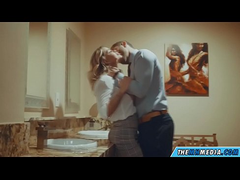 ❤️ Kui rinnakas blondiin võrgutab sind avalikus tualettruumis ❤❌ Kõva porno at us ﹏